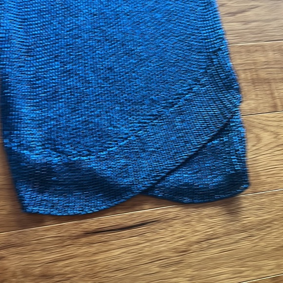Stylish like new top. Shimmering Blue Sm - Picture 4 of 4